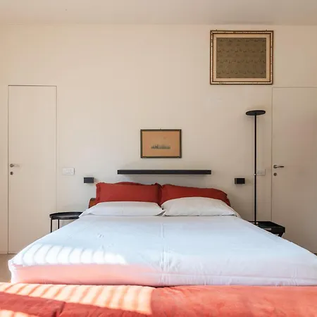 Spacious And Bright In The Center Milán