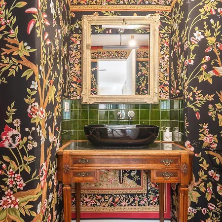 Spacious And Bright In The Center アパート