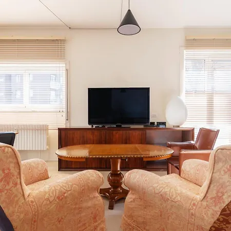 Spacious And Bright In The Center *