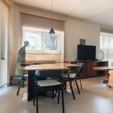 Spacious And Bright In The Center アパート