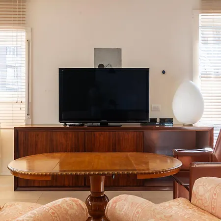 Spacious And Bright In The Center Milán