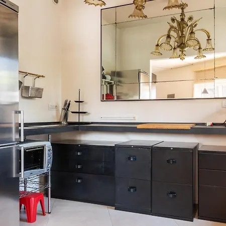 Spacious And Bright In The Center